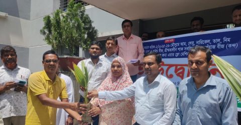 খানসামায় কৃষক ও শিক্ষার্থী কৃষি উপকরণ বিতরণ