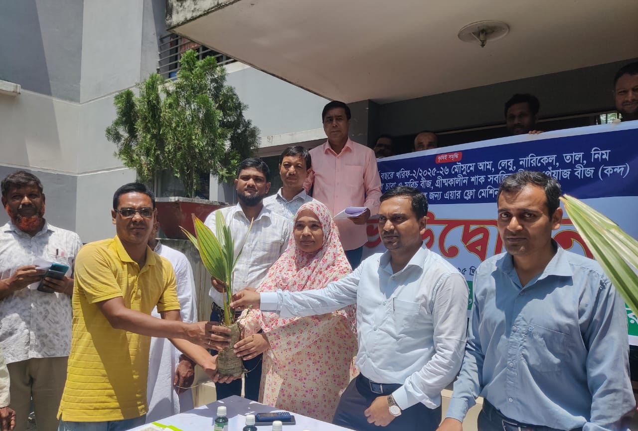 খানসামায় কৃষক ও শিক্ষার্থী কৃষি উপকরণ বিতরণ