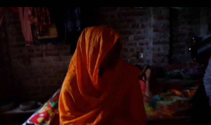 ভাঙ্গায় স্বামীর স্বীকৃতির দাবীতে প্রবাসীর বাড়ীতে তরুণীর অবস্থান
