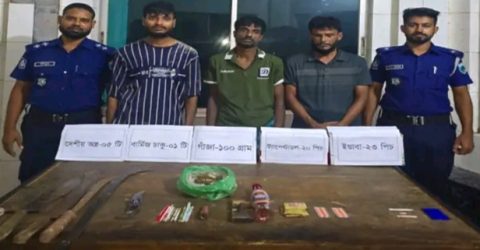 কাহালুতে সেনাবাহিনীর হাতে মাদক ও দেশীয় অস্ত্রশস্ত্র সহ ৩জন গ্রেফতার
