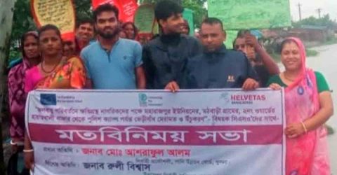কয়রায় ঝুঁকিপূর্ণ বেড়িবাঁধ মেরামতের দাবীতে মানববন্ধন অনুষ্ঠিত