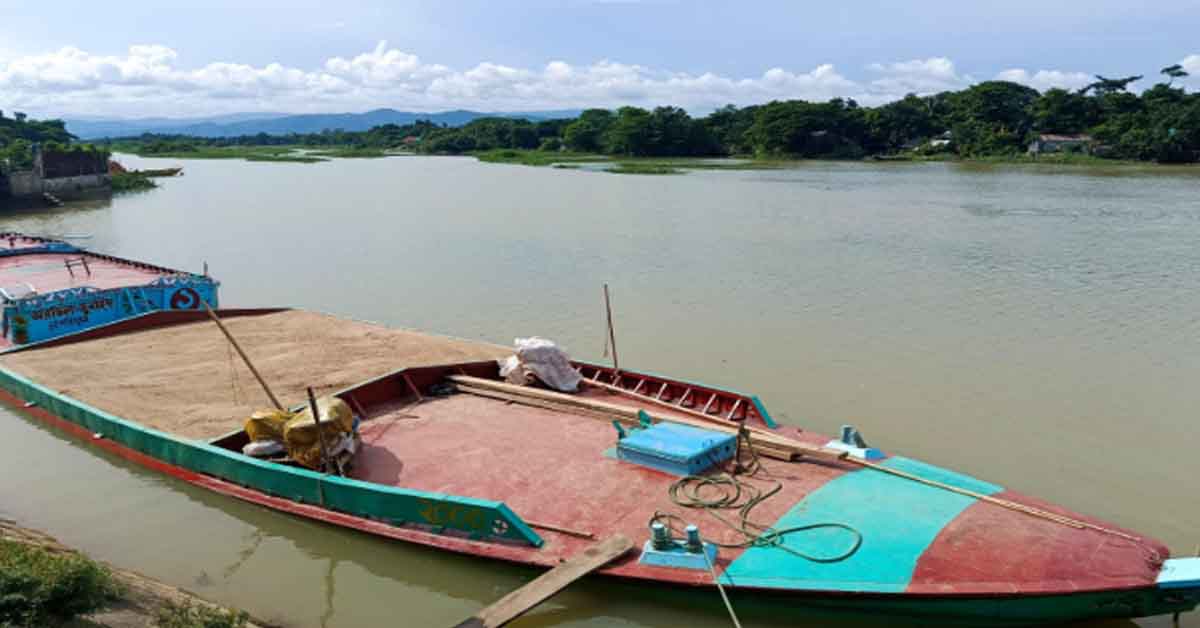 কলমাকান্দায় অবৈধ বালু পরিবহন: ইঞ্জিনচালিত নৌকাসহ আটক ৩
