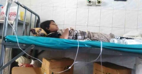 বাবা-মা হারা উম্মে কুলসুম এখন আইসিইউতে – দুটি কিডনি নষ্ট, বাঁচার আকুতি সমাজের প্রতি
