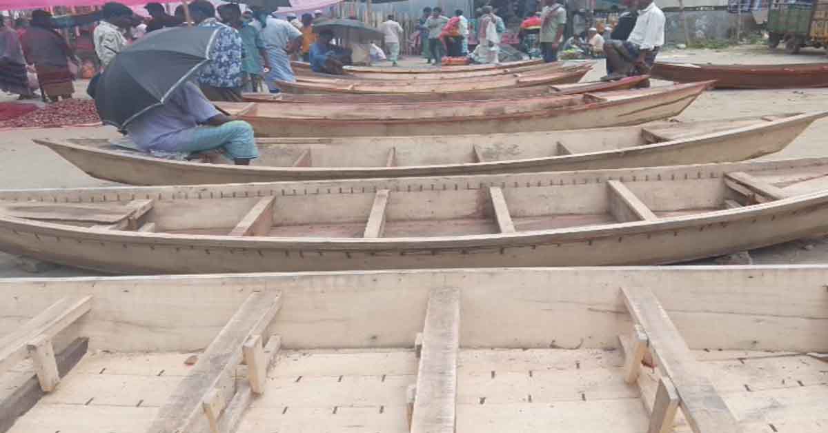 কোষা নৌকার জমজমাট হাট