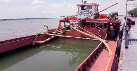 শ্যামনগরে খোলপেটুয়া নদী থেকে অবৈধভাবে বালু উত্তোলন করায় জরিমানা করলো প্রশাসন