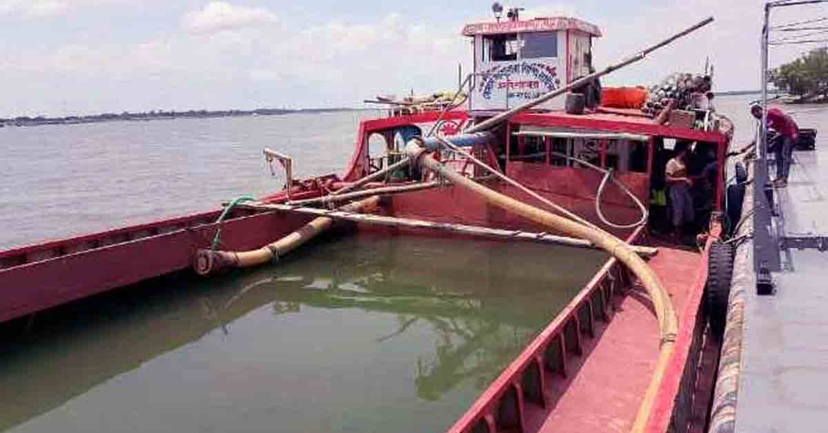 শ্যামনগরে খোলপেটুয়া নদী থেকে অবৈধভাবে বালু উত্তোলন করায় জরিমানা করলো প্রশাসন
