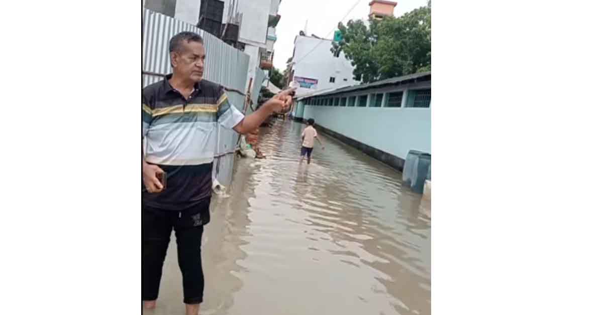 কালীগঞ্জে ভারী  বর্ষণে মানুষের ভোগান্তি চরমে, রাস্তার উপর দিয়ে প্রবাহিত হচ্ছে পানি,   প্লাবিত হয়েছে বিভিন্ন স্থানের স্কুল-কলেজ