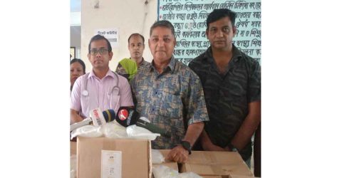 বরগুনার পাথরঘাটায় ডেঙ্গু রোগীদের জন্য স্যালাইন প্রদান