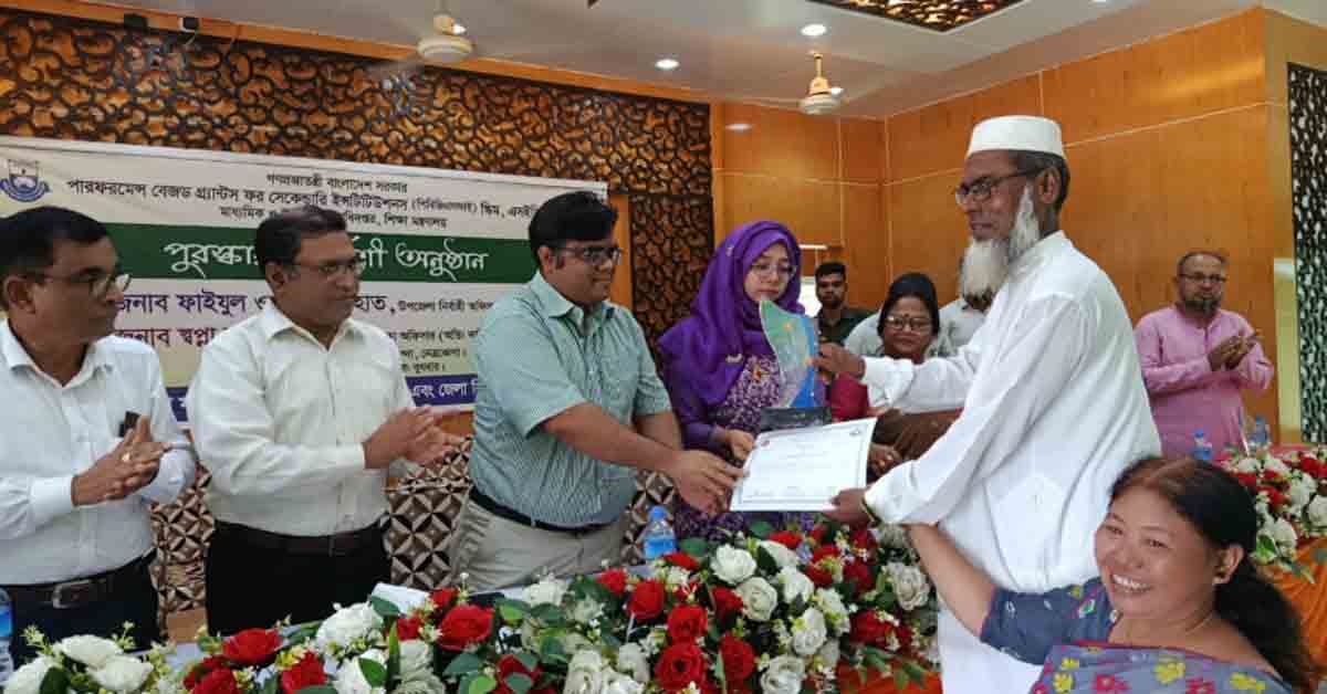 কলমাকান্দায় মাধ্যমিক শ্রেষ্ঠ শিক্ষার্থীদের পুরস্কার বিতরণী অনুষ্ঠান