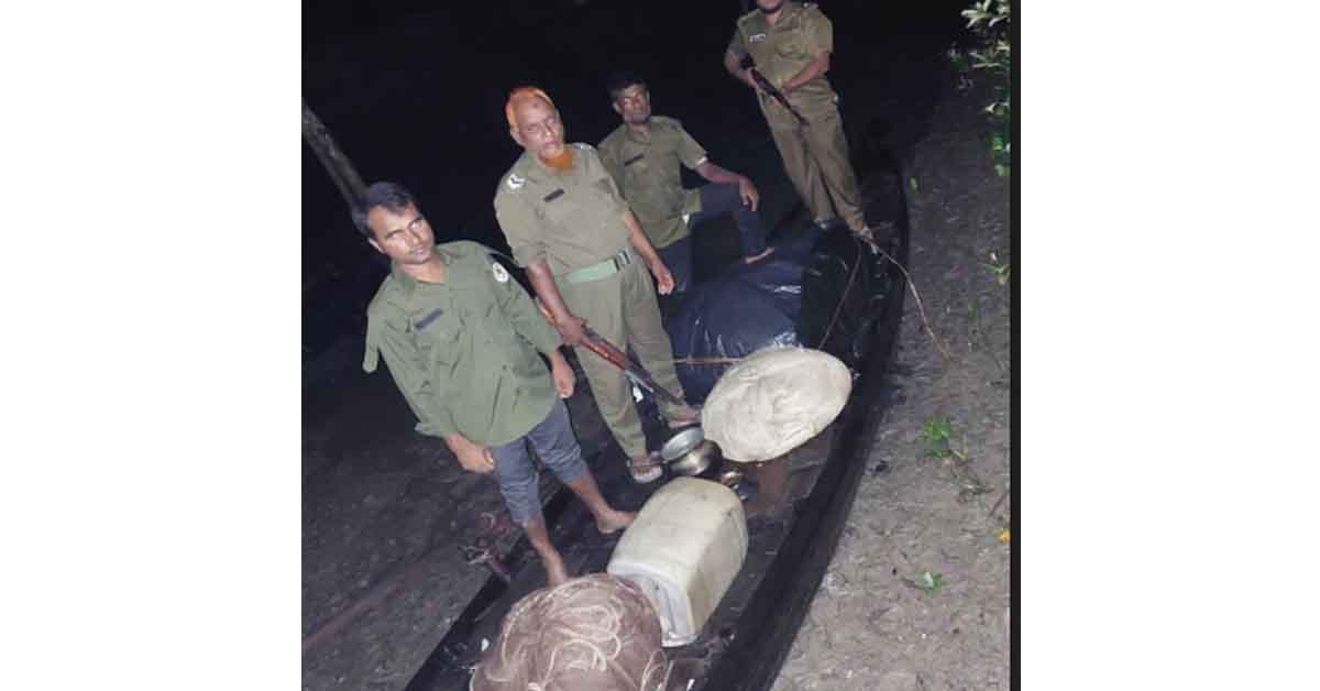 কয়রায় বিষযুক্ত ২ মন চিংড়ি মাছ সহ নৌকা আটক