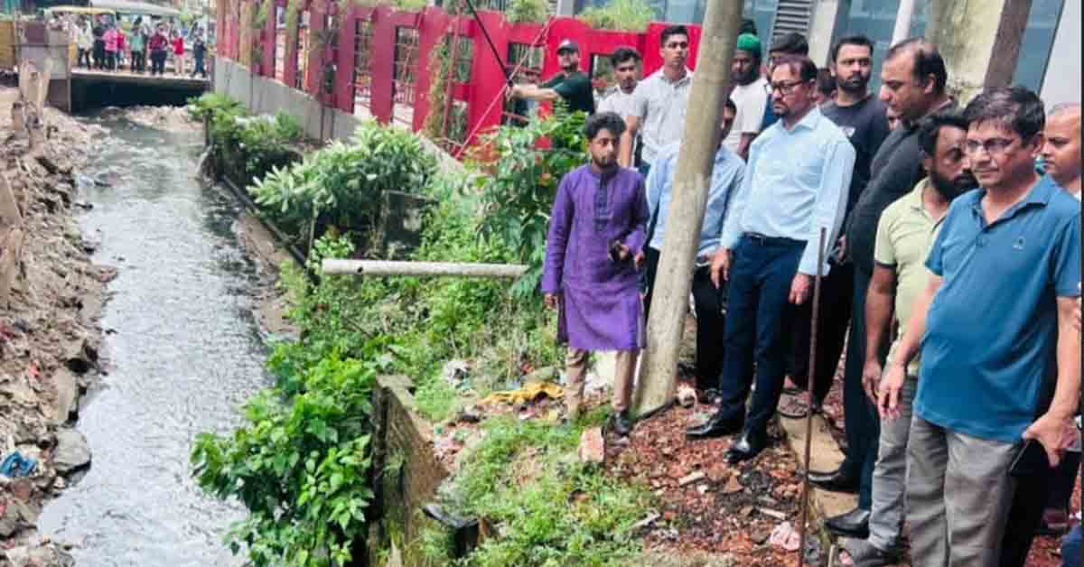 বর্ষায় ক্ষতিগ্রস্ত সড়ক পরিদর্শনে যায় চট্টগ্রাম সিটি কর্পোরেশনের মেয়র ডাক্তার শাহাদাত হোসেন