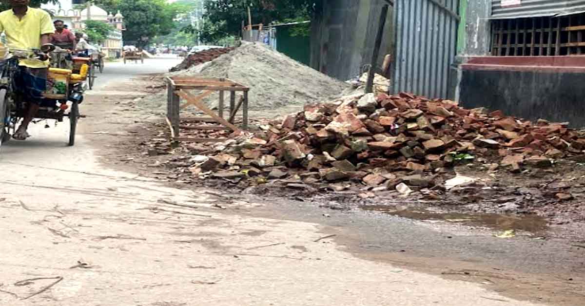 সিরাজগঞ্জের চৌহালীতে এনায়েতপুর দক্ষিণপাড়া  ও হাসপাতাল সড়কে বাসা বাড়ি  নির্মাণ সামগ্রী: চরম দুর্ভোগে এলাকাবাসী