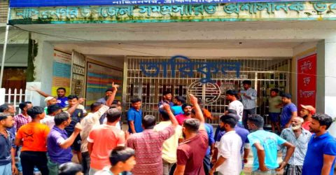 নাসির নগরে ধর্মঘটরত সিএনজি চালকদের বিরূদ্ধে অটোরিকশা চালকদের বিক্ষোভ