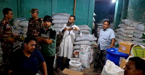 গোবিন্দগঞ্জে যৌথ  অভিযান চালিয়ে ৪৩৪ বস্তা সার জব্দ ও জরিমানা আদায়