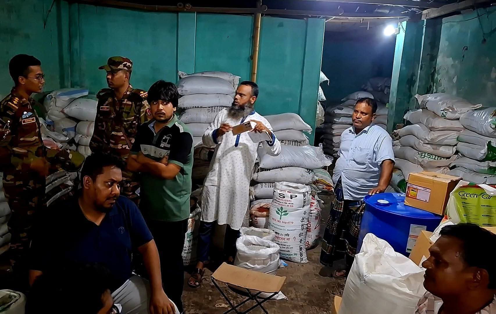 গোবিন্দগঞ্জে যৌথ  অভিযান চালিয়ে ৪৩৪ বস্তা সার জব্দ ও জরিমানা আদায়