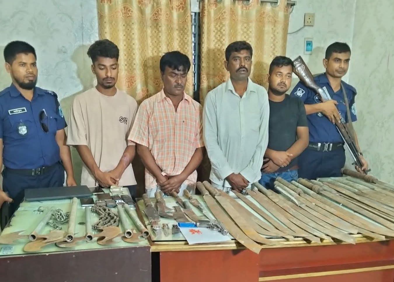 গোবিন্দগঞ্জে যৌথ বাহিনীর অভিযানে বিপুল পরিমান অস্ত্র সহ আটক- ৪