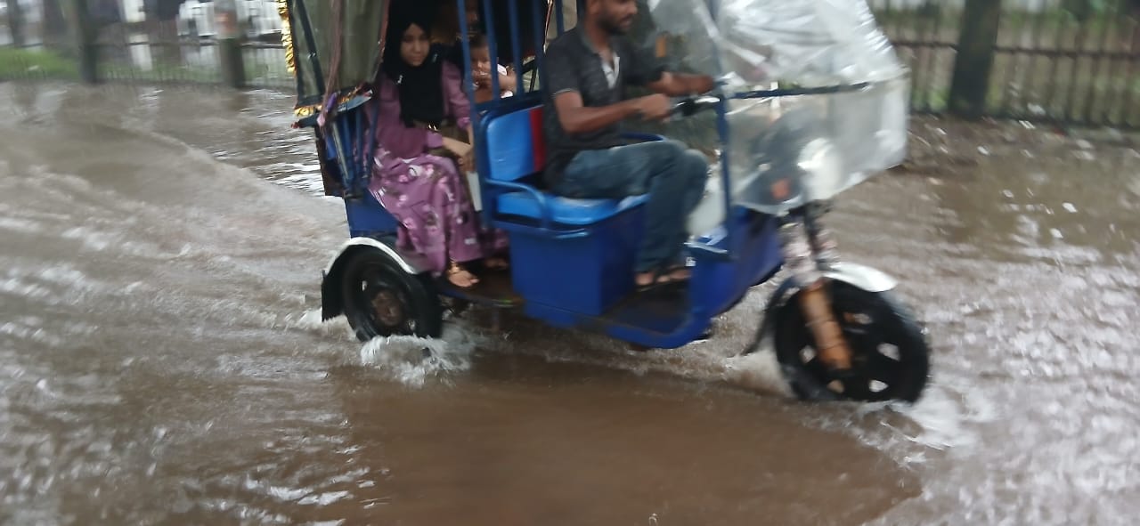 নোয়াখালীতে বেড়েছে পানি, প্রাথমিক বিদ্যালয়ের ক্লাস বন্ধ
