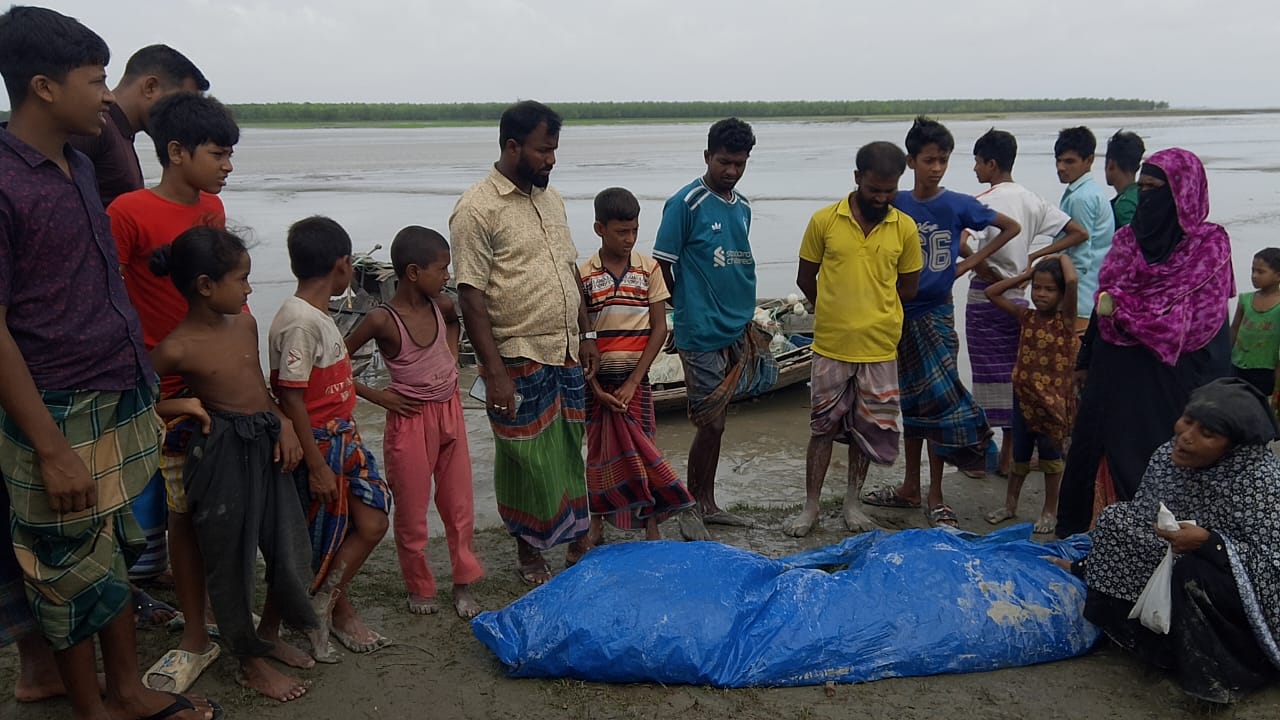মেঘনা নদীতে নোঙর করা ট্রলারে বাল্কহেডের ধাক্কায়ঃ ট্রলার ডুবি নিহত ২
