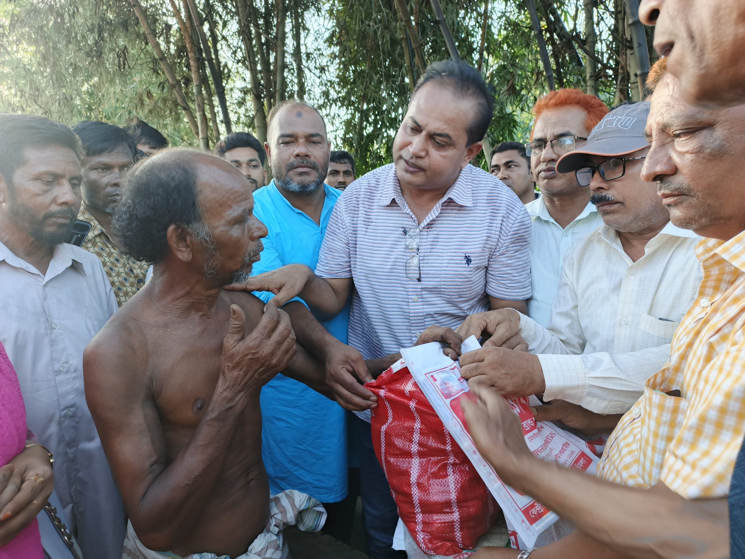 সাবেক সংসদ সদস্য তুহিনের নির্দেশনায় আগুনে পুড়ে যাওয়া পরিবারের পাশে ডিমলা উপজেলা বিএনপি পরিবার