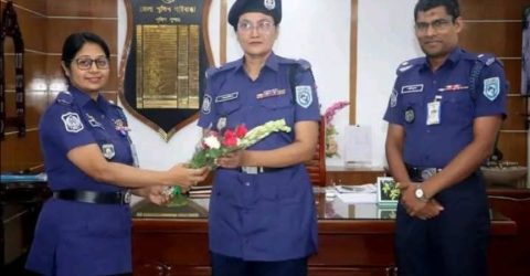 গাইবান্ধায় পদোন্নতি পাওয়া পুলিশ সদস্যকে র‍্যাংক ব্যাজ পরালেন পুলিশ সুপার নিশাত এঞ্জেলা