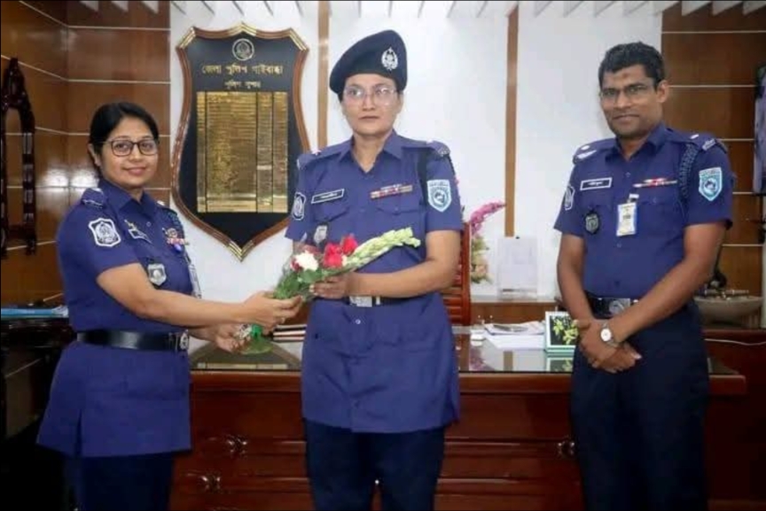 গাইবান্ধায় পদোন্নতি পাওয়া পুলিশ সদস্যকে র‍্যাংক ব্যাজ পরালেন পুলিশ সুপার নিশাত এঞ্জেলা