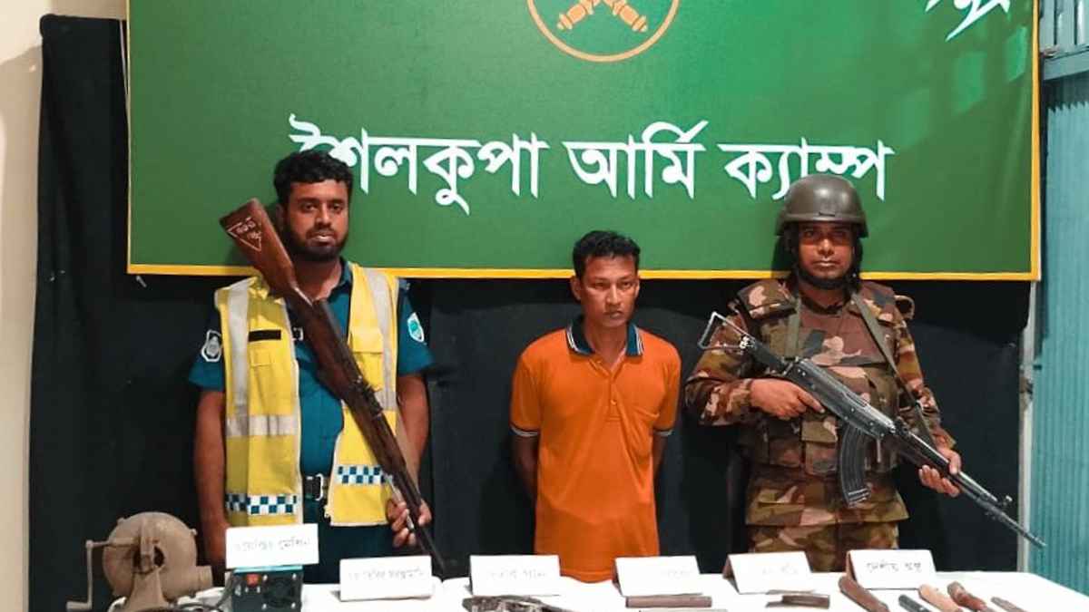 ঝিনাইদহে যৌথবাহিনীর অভিযানে বিপুল পরিমান অস্ত্র উদ্ধার আটক ১ জন