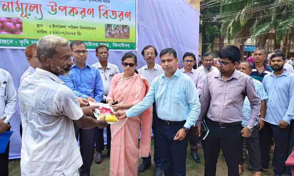 ঝিনাইদহে পেয়াজের আবাদ ও উৎপাদন বৃদ্ধি জন্য ৮৫০ জন কৃষক পেল পেঁয়াজের বীজ ও সার