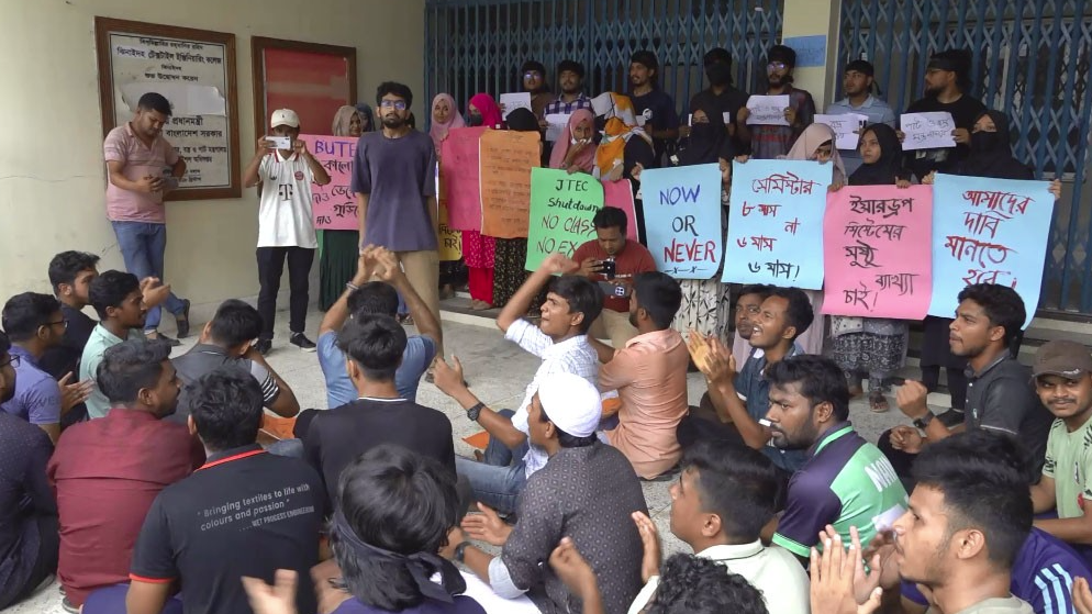 ৭ দফা দাবি আদায়ে ঝিনাইদহ টেক্সটাইল শিহ্মার্থী দের কমপ্লিট শার্টডাউন