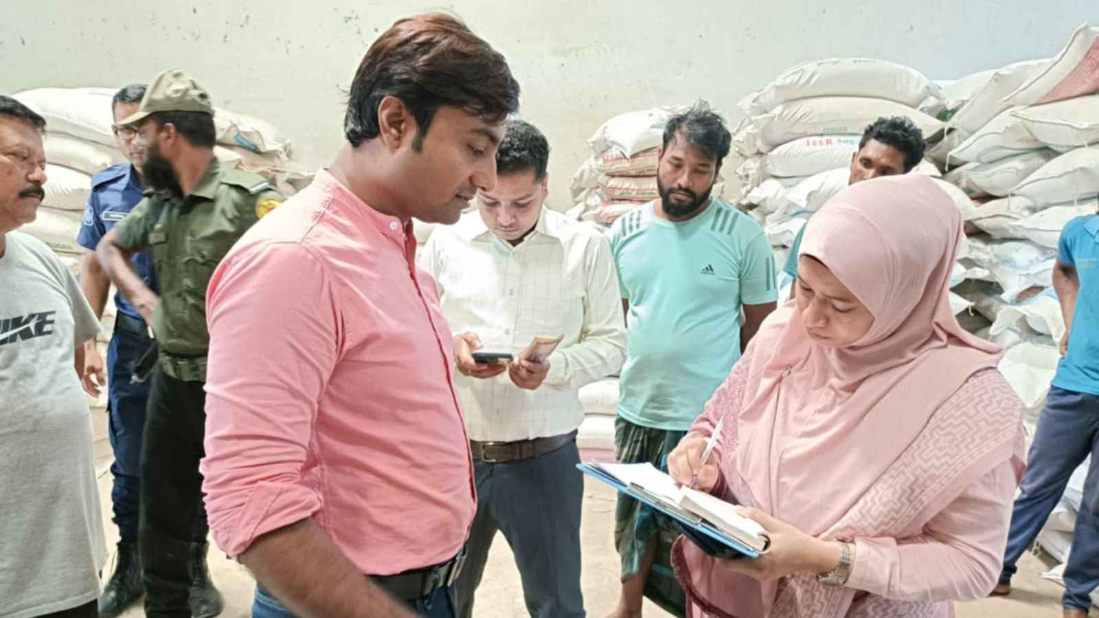 ঝিনাইদহে প্লাস্টিকের বস্তায় চাউল বাজারজাত করায় জরিমানা