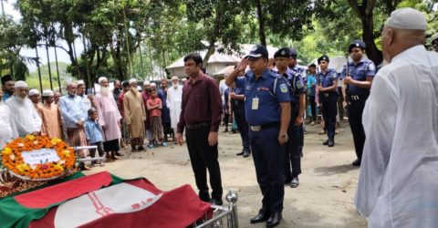 মুক্তিযোদ্ধা আব্দুল আজিজকে ‘গার্ড অব অনার’ প্রদান