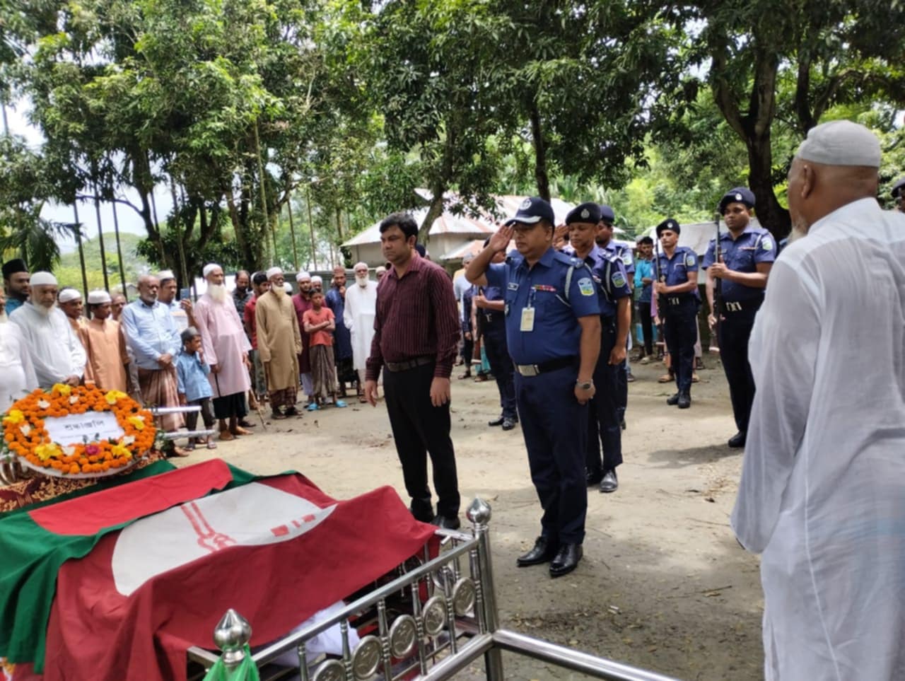 মুক্তিযোদ্ধা আব্দুল আজিজকে ‘গার্ড অব অনার’ প্রদান
