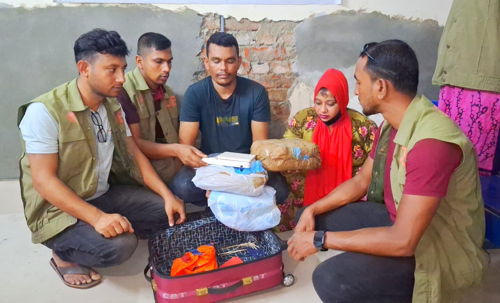 ট্রলি ব্যাগে গাঁজাসহ আটক ২ , দেখে মনে হবে নতুন বউ বেড়াতে যাচ্ছে