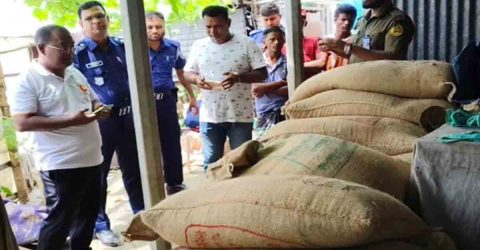 সিরাজগঞ্জের চৌহালী উপজেলার এনায়েতপুরে সরকারি বরাদ্দের ৩৫ বস্তা চাল উদ্ধার করেছে উপজেলা প্রশাসন