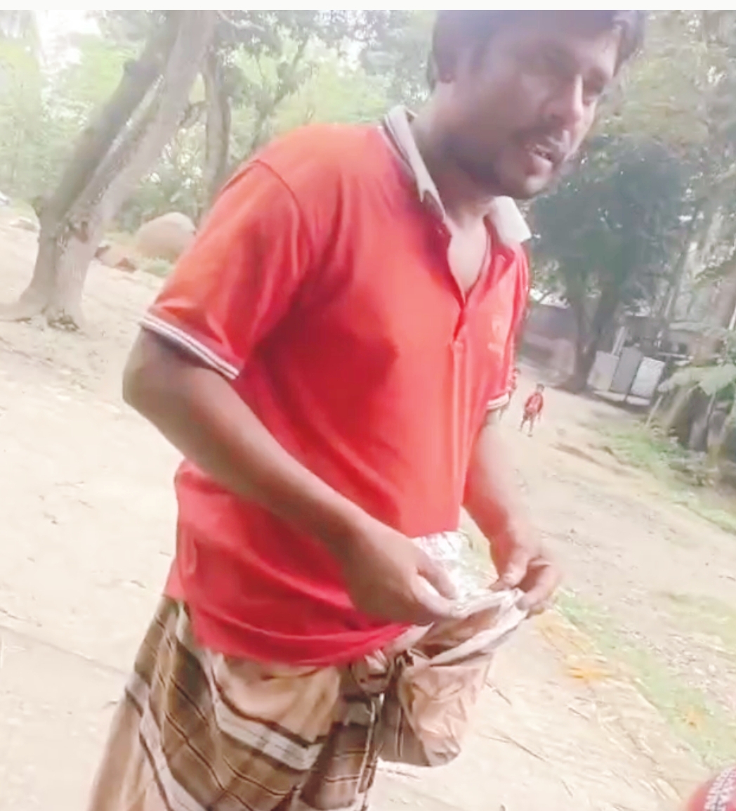 বেলকুচিতে সাংবাদিকদের হাত থেকে দৌড়ে পালালেন মাদক বিক্রেতা নজরুল ইসলাম