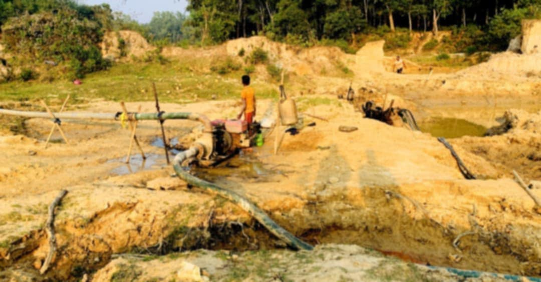 টিলার বুকে ক্ষত বাড়াচ্ছে লাল বালুর নেশা