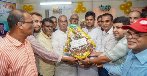 শেরপুরে কেমিস্টস এন্ড ড্রাগিস্টস সমিতির নতুন কমিটিকে ফুলেল শুভেচ্ছা