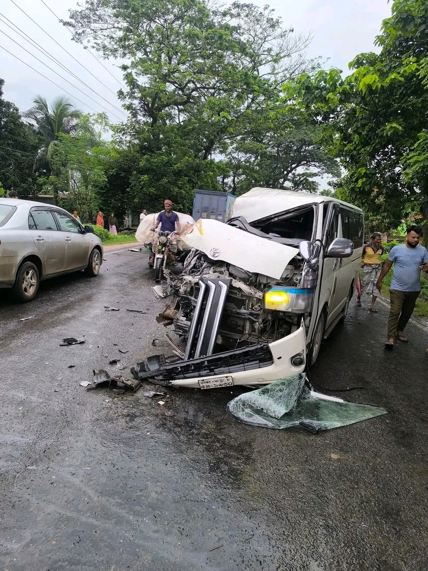 দাশুড়িয়া-ঈশ্বরদী মহাসড়কে মাইক্রোবাস-ট্রাকের সংঘর্ষে ভয়াবহ দুর্ঘটনা