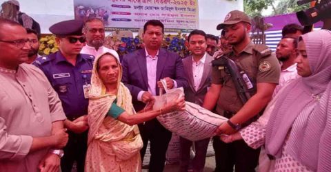 রূপগঞ্জে জলাবদ্ধতায় পানিবন্দিদের মধ্যে খাদ্য সামগ্রী বিতরণ