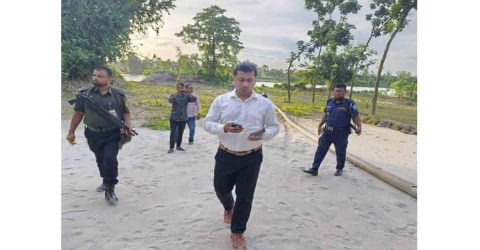 মনোহরদীতে অবৈধ বালু উত্তোলনে মোবাইল কোর্টের অভিযান, দুইজনকে জরিমানা