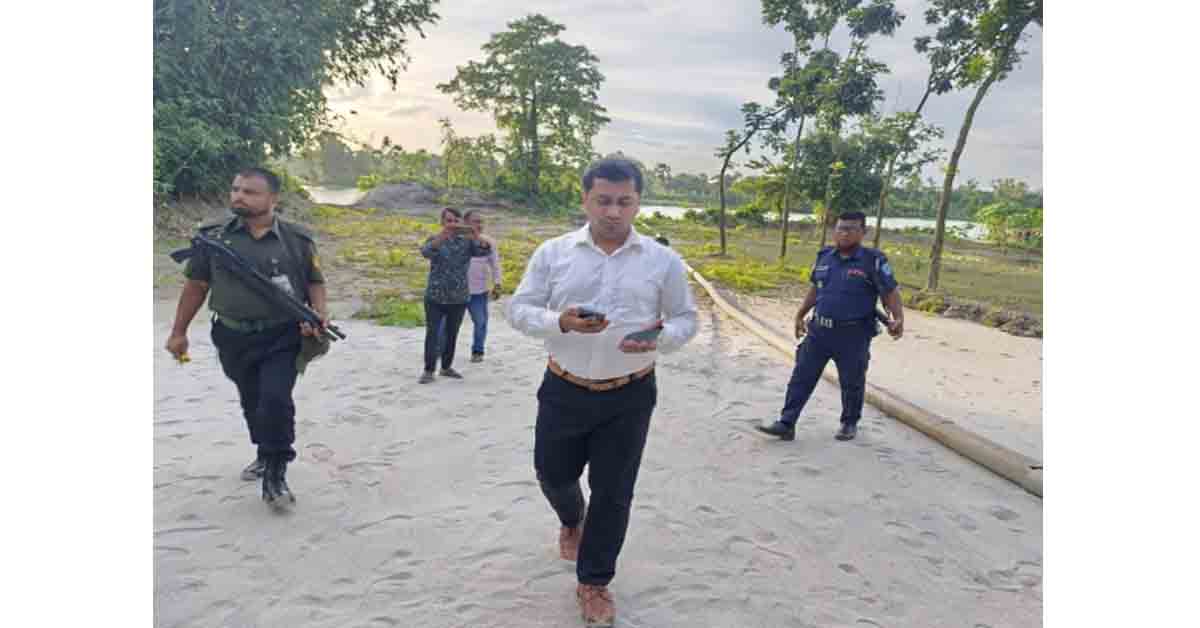মনোহরদীতে অবৈধ বালু উত্তোলনে মোবাইল কোর্টের অভিযান, দুইজনকে জরিমানা