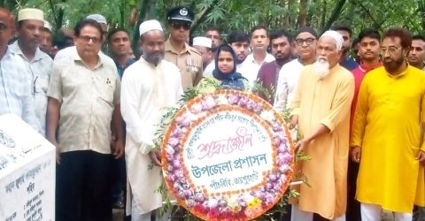 শহীদ বিশালের কবরে ফুল দিয়ে শ্রদ্ধা জানালেন পাঁচবিবি উপজেলা প্রশাসন