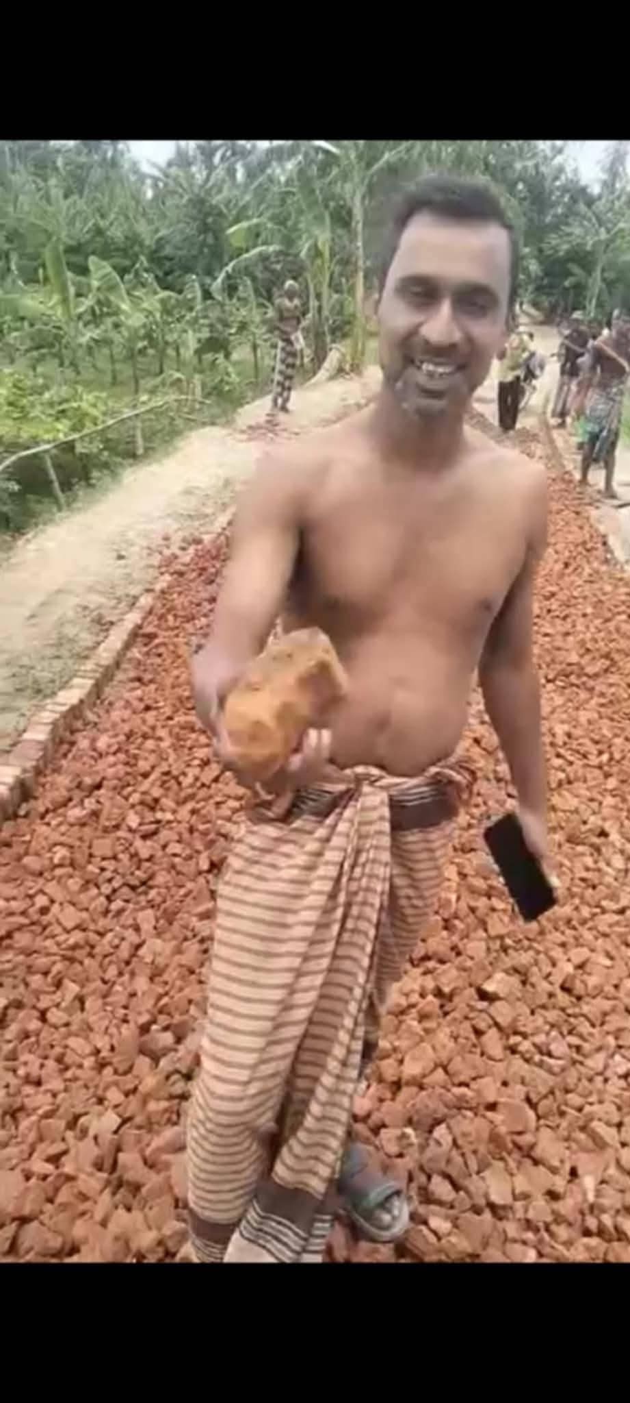 পলাশবাড়ীতে সাড়ে ৭ কোটি টাকা ব্যয়ে সড়ক নির্মাণে অনিয়মের অভিযোগে কাজ বন্ধ করেছে ক্ষুদ্ধ এলাকাবাসী