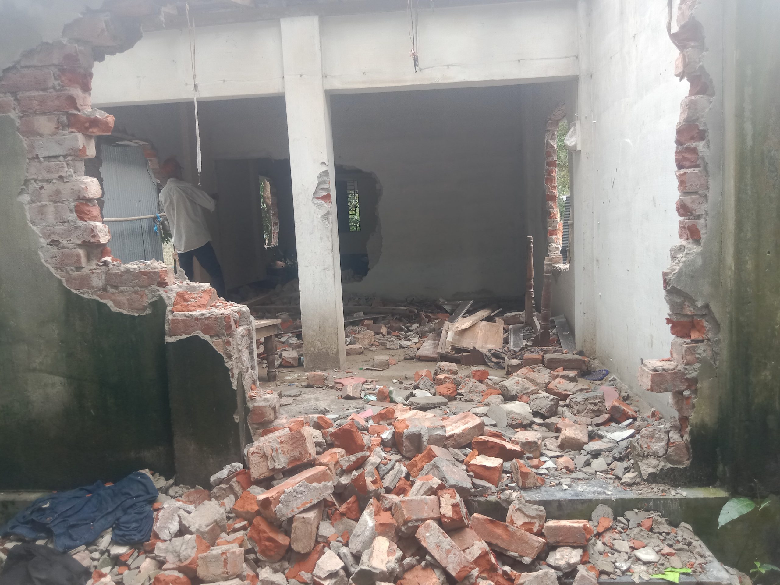 কেন্দুয়ায় ভাঙচুর, লুটপাট ও নিরাপত্তাহীনতার  অভিযোগ