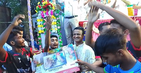 মনোহরদীতে উৎসবমুখর পরিবেশে অনুষ্ঠিত হলো আরাফাত রহমান কোকো স্মৃতি ফুটবল টুর্নামেন্ট-২০২৫ এর ফাইনাল খেলা