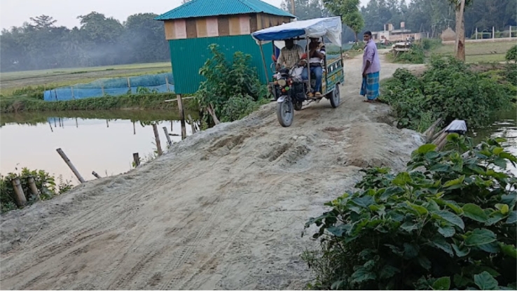 সাঘাটায় সড়ক উন্নয়ন ৬ বছর ধরে থেমে: ঠিকাদার লাপাত্তা