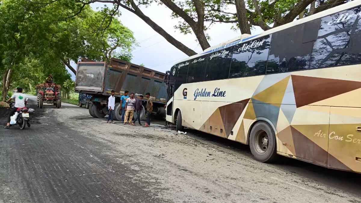 ঝিনাইদহের মহেশপুরে বাস ও ট্রাকের মুখোমুখি সংঘর্ষে অন্তত ১৫ জন আহত হয়েছেন