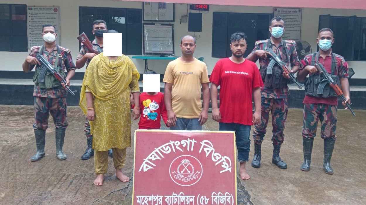 ঝিনাইদহ সীমান্তে ভারতে বসবাসকারী চার বাংলাদেশিকে হস্তান্তর করল বিএসএফ