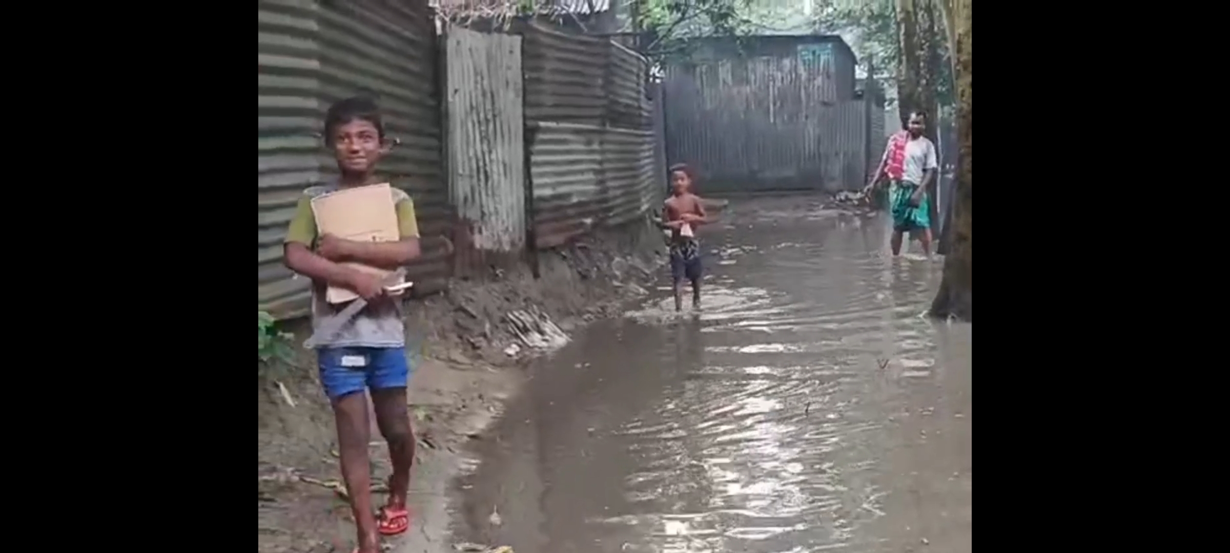সিরাজগঞ্জের শাহজাদপুর উপজেলার এনায়েতপুরে ব্রাহ্মণ গ্রামের রাস্তা বেহাল, দুর্ভোগে হাজারো মানুষ