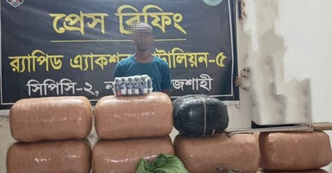 নওগাঁয় ১শ’ ৯৩কেজি গাঁজা ও দেশীয় অস্ত্রসহ মাদক কারবারী আটক