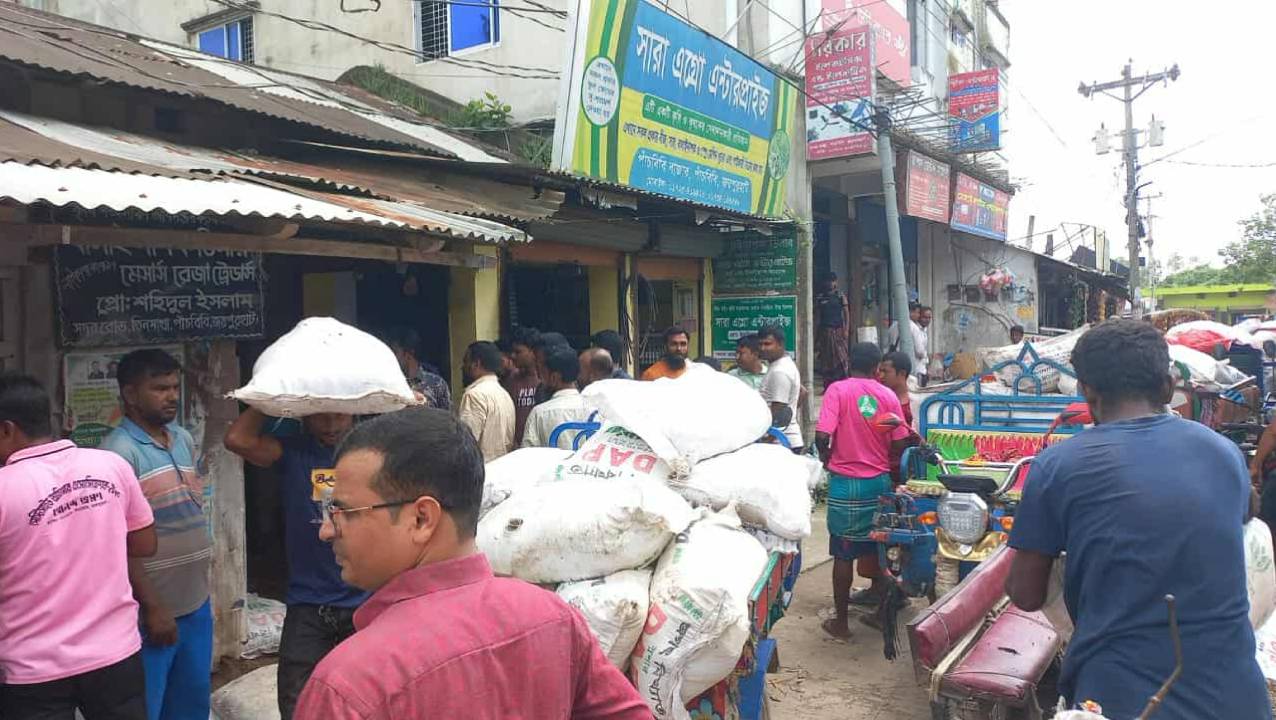 পাঁচবিবিতে ৯ হাজার ৫০০ কেজি মেয়াদোত্তীর্ণ সার জব্দ, পলাতক গুদাম মালিক